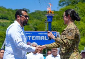 Antorcha Centroamericana inicia su recorrido por El Salvador tras llegar desde Guatemala