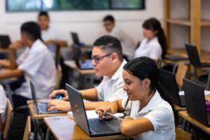 Estudiantes salvadoreños destacan en resultados de PISA for Schools
