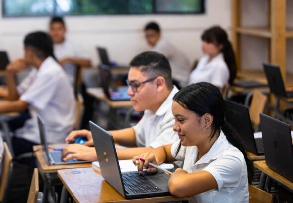 Estudiantes salvadoreños destacan en resultados de PISA for Schools