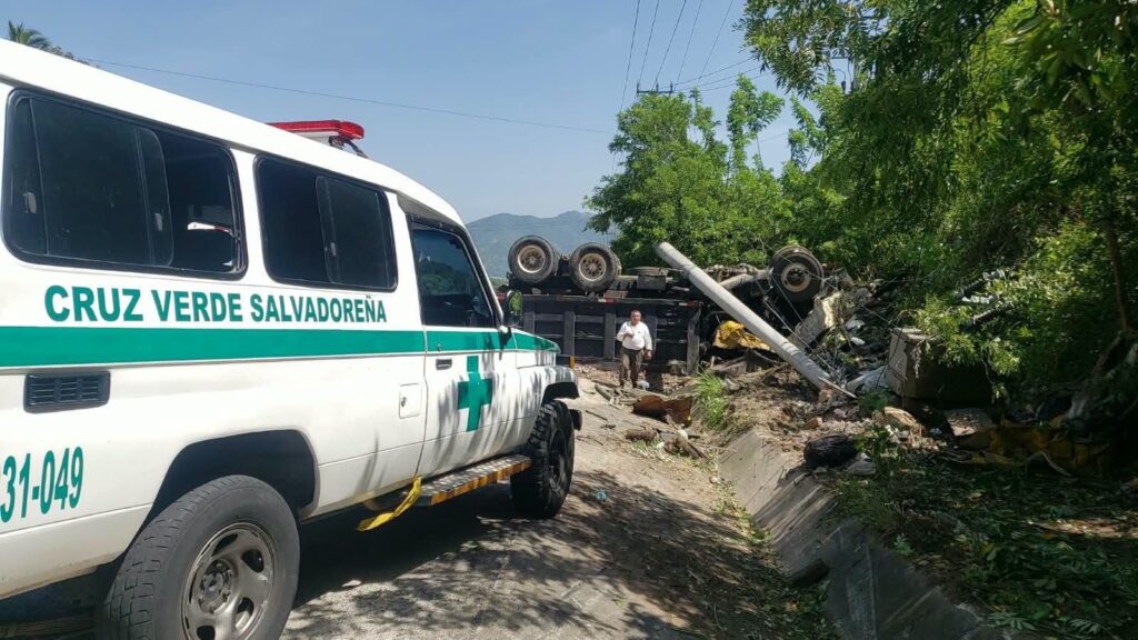 Conductor muere tras quedar atrapado en camión volcado en Apopa
