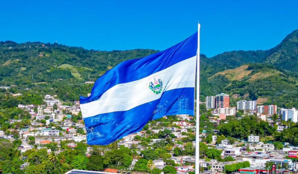San Salvador se llena de azul y blanco por el Desfile de Independencia