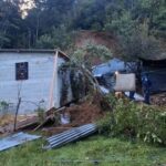 Deslizamiento de tierra destruye parte de una vivienda y atrapa a ocho personas