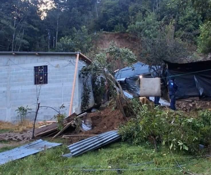 Deslizamiento de tierra destruye parte de una vivienda y atrapa a ocho personas