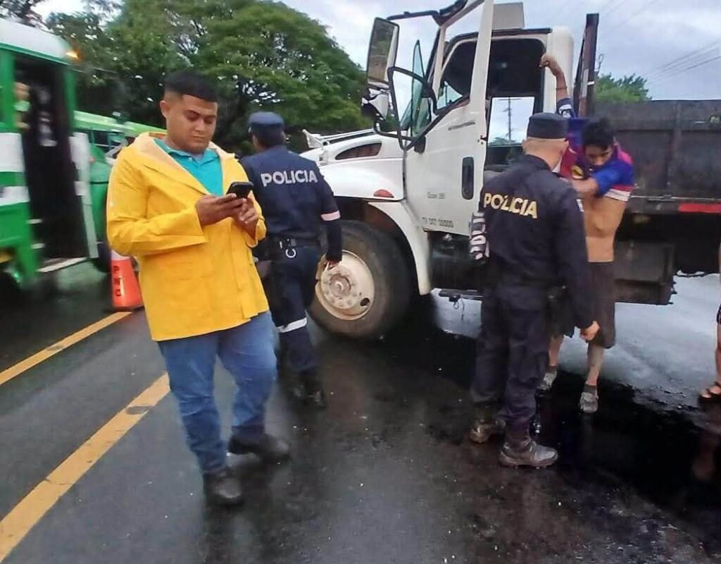 Padres mueren tras accidente de tránsito y su bebé de seis meses resulta con lesiones leves