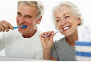 Tips para cuidar la salud bucal de los adultos mayores