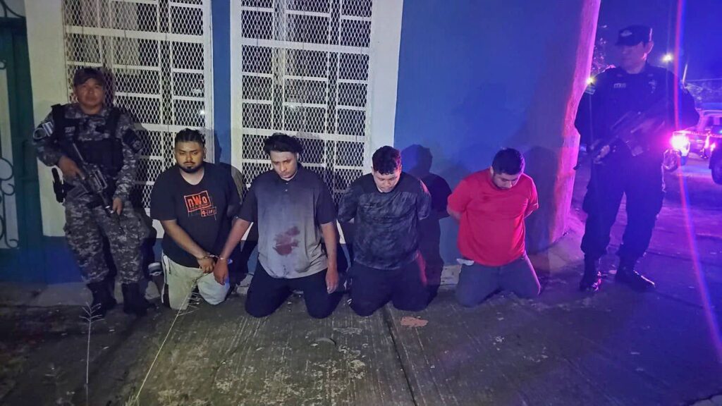 Cinco capturados tras intentar embestir a policías durante operativo antidrogas