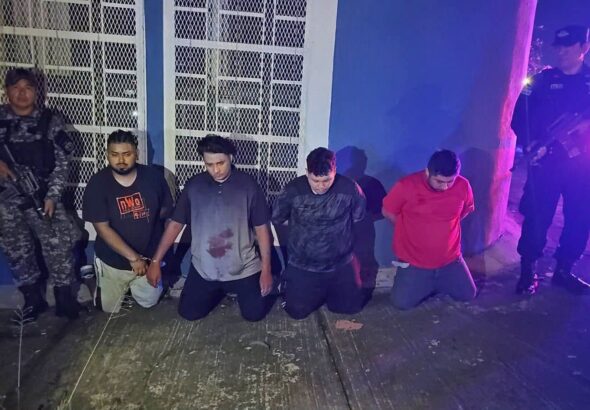 Cinco capturados tras intentar embestir a policías durante operativo antidrogas