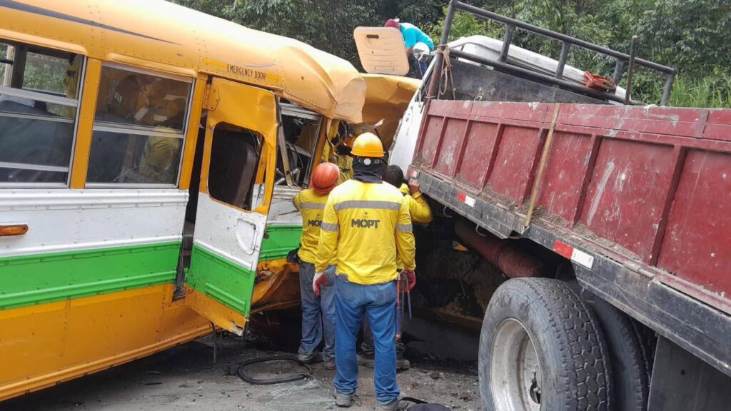 Camión sin frenos provoca grave accidente con varios vehículos en Los Chorros