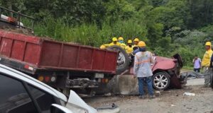 Accidente múltiple provoca cierre total de la carretera a Los Chorros