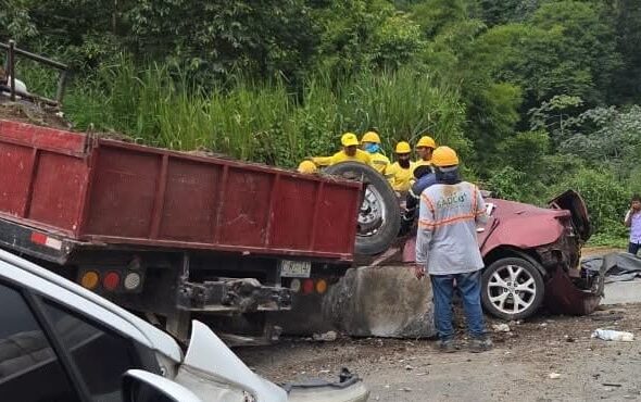 Accidente múltiple provoca cierre total de la carretera a Los Chorros