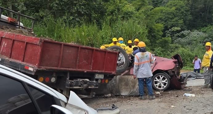 Accidente múltiple provoca cierre total de la carretera a Los Chorros