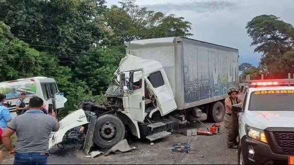 Choque frontal entre autobús y camión deja un fallecido y 35 lesionados en Honduras