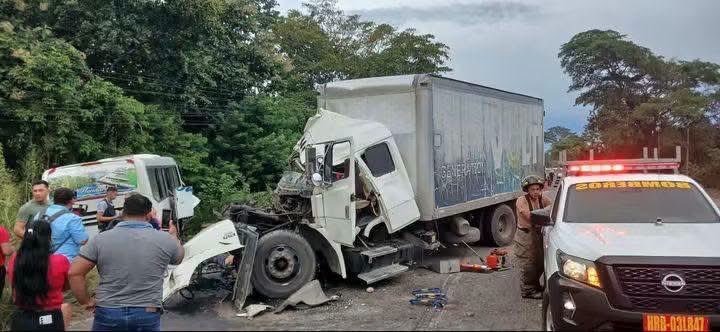 Choque frontal entre autobús y camión deja un fallecido y 35 lesionados en Honduras