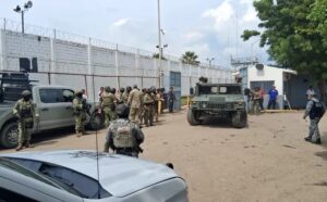 Autoridades investigan riña mortal en penal de El Castillo, México