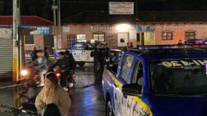 Vecinos retienen a ocupantes de una patrulla tras accidente con una motociclista en Guatemala