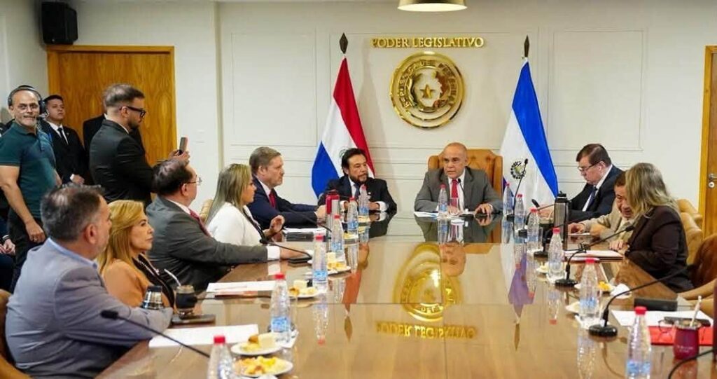 Senadores de Paraguay manifiestan interés en conocer la experiencia de El Salvador en seguridad y educación