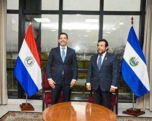 El Salvador expone avances en seguridad y crecimiento económico ante el Parlamento de Paraguay