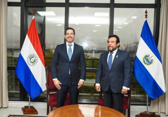 El Salvador expone avances en seguridad y crecimiento económico ante el Parlamento de Paraguay