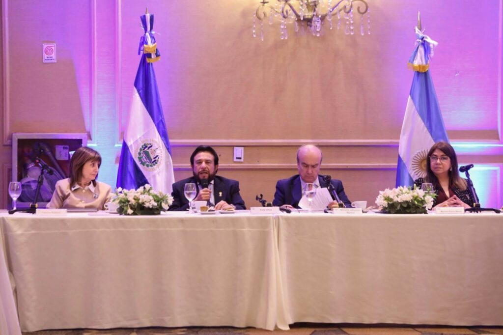 Patricia Bullrich reconoce avances de El Salvador en seguridad durante presentación de ensayo de Félix Ulloa en Argentina