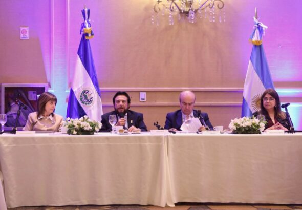 Patricia Bullrich reconoce avances de El Salvador en seguridad durante presentación de ensayo de Félix Ulloa en Argentina