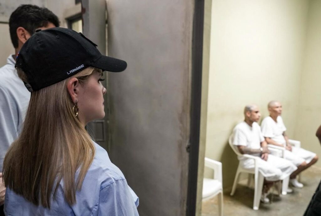Costa Rica busca conocer el modelo penitenciario salvadoreño tras inaugurar el CACCO