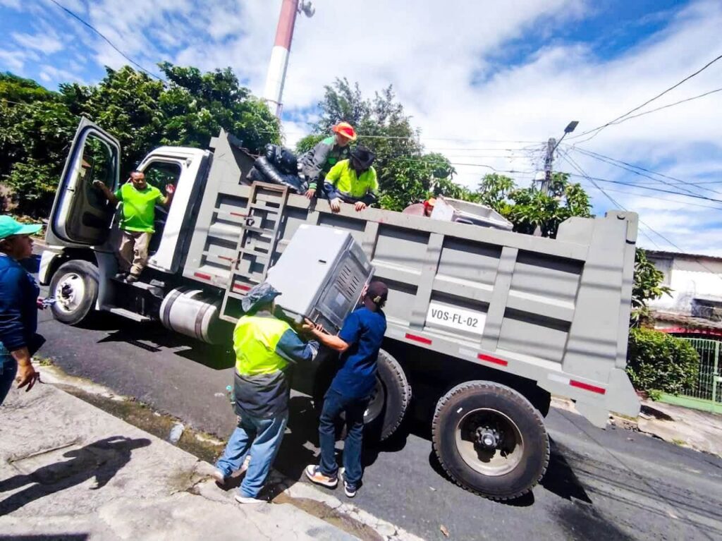 Jornada de limpieza busca prevenir focos de contaminación en San Salvador