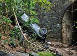 Vehículo cae en una quebrada en Ilobasco y deja dos personas hospitalizadas
