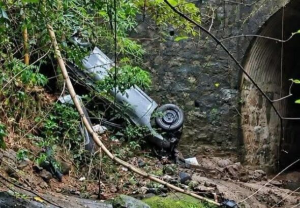 Vehículo cae en una quebrada en Ilobasco y deja dos personas hospitalizadas