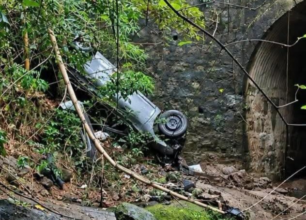 Vehículo cae en una quebrada en Ilobasco y deja dos personas hospitalizadas