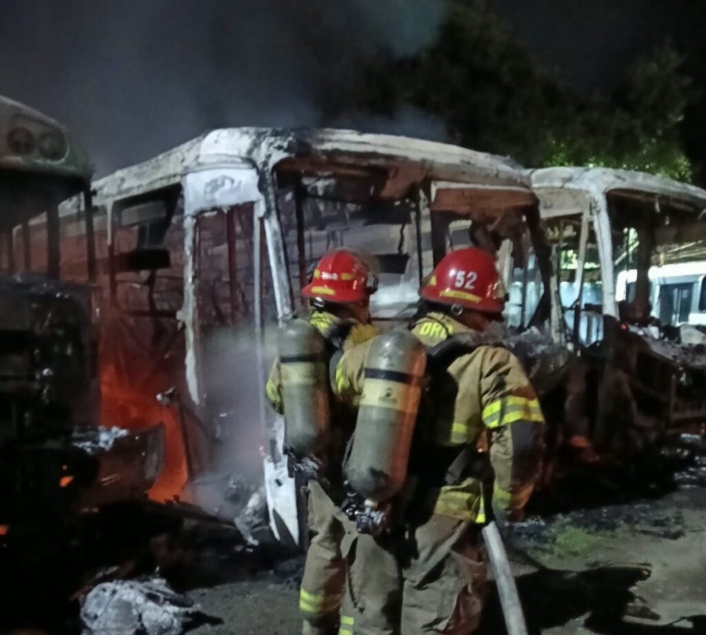 Bomberos controlan incendio que afectó cuatro autobuses durante la madrugada en Santa Ana