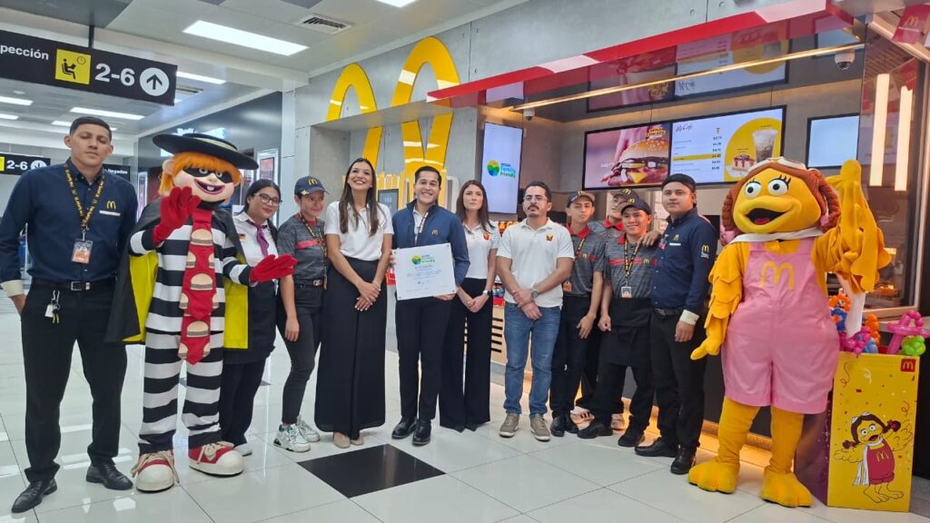 McDonald’s se convierte en el primer restaurante del aeropuerto en obtener el sello Family Friendly