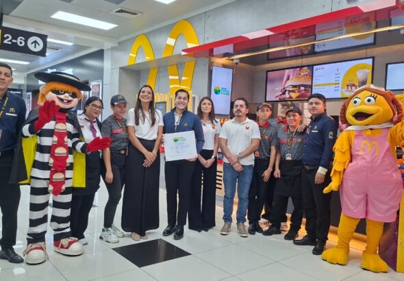 McDonald’s se convierte en el primer restaurante del aeropuerto en obtener el sello Family Friendly