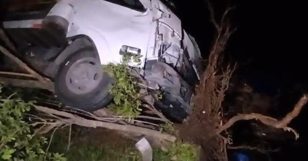 Conductor habría quedado dormido al volante y chocó contra un árbol en la carretera de Oro