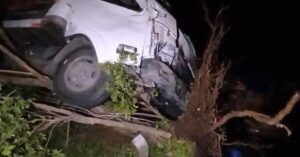 Conductor habría quedado dormido al volante y chocó contra un árbol en la carretera de Oro
