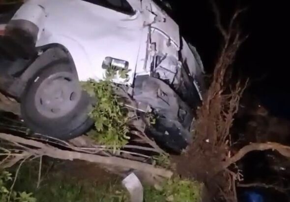 Conductor habría quedado dormido al volante y chocó contra un árbol en la carretera de Oro