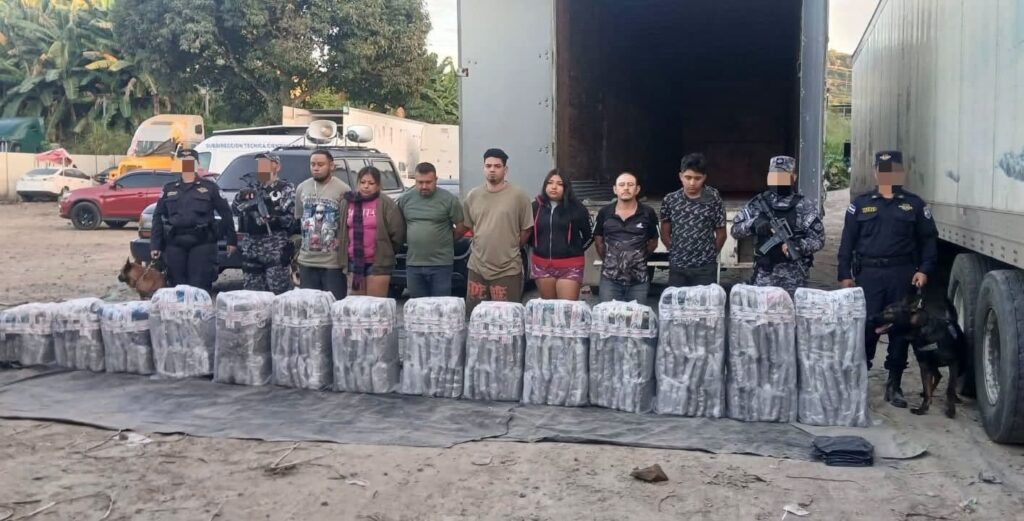 Siete personas capturadas en operativo antidrogas con cargamento transportado en tres vehículos