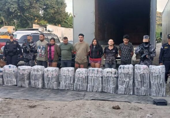 Siete personas capturadas en operativo antidrogas con cargamento transportado en tres vehículos