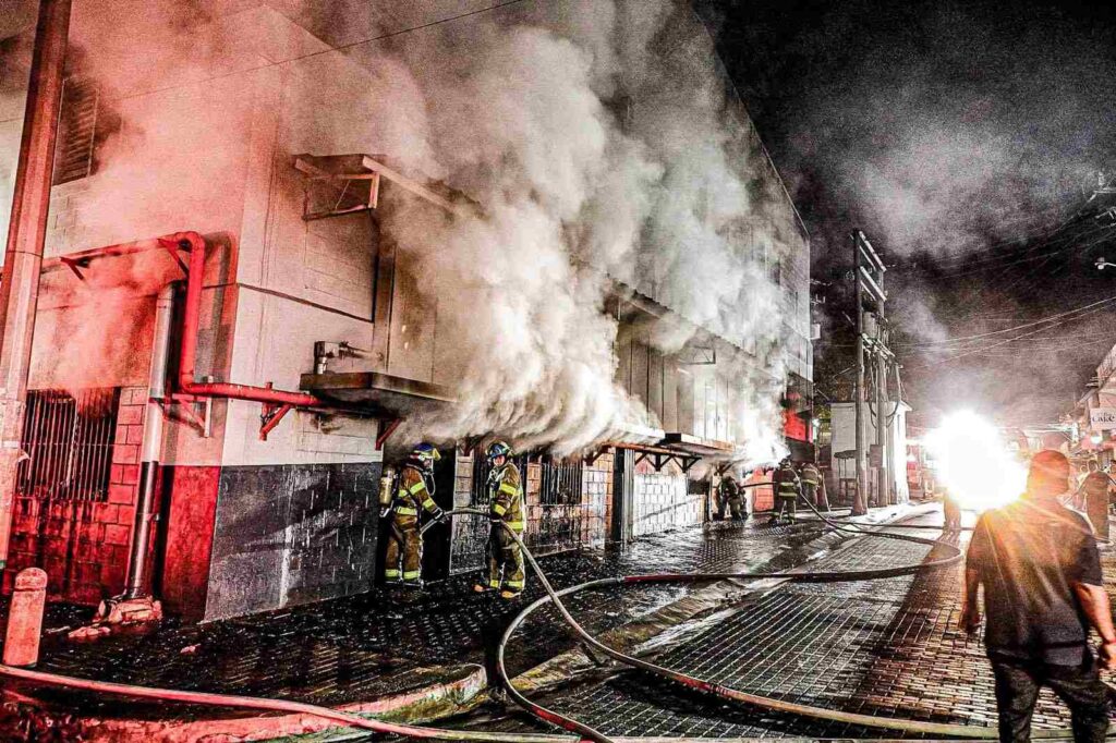 Incendio en la planta baja del mercado de Ciudad Arce moviliza a Bomberos durante la madrugada