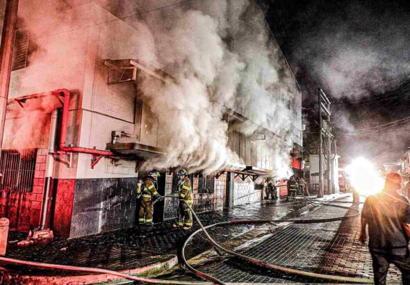 Incendio en la planta baja del mercado de Ciudad Arce moviliza a Bomberos durante la madrugada