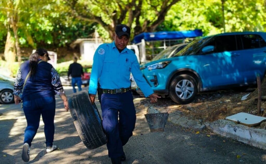 Operativo municipal retira obstáculos de la vía pública en residencial Granada de Mejicanos