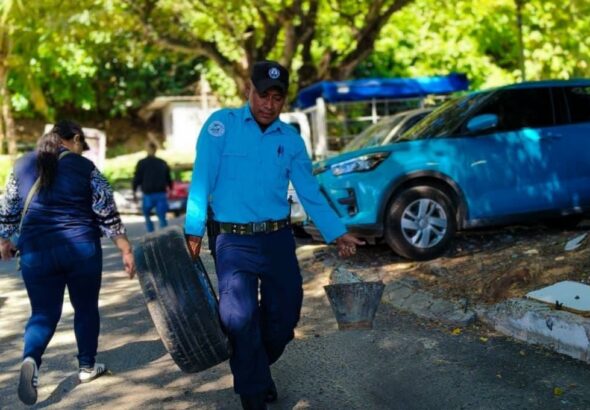 Operativo municipal retira obstáculos de la vía pública en residencial Granada de Mejicanos